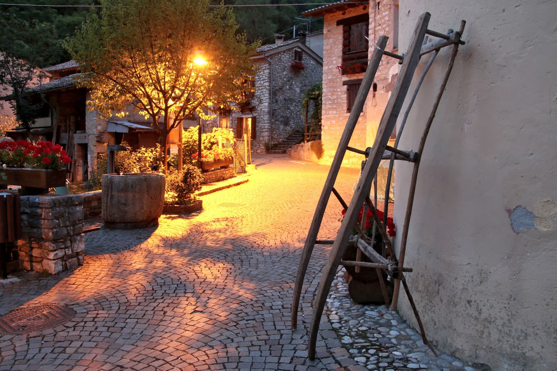 Il borgo in pietra di Stramare di sera